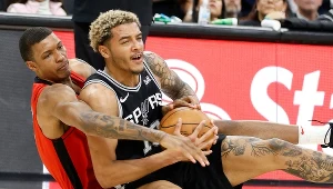 Jeremy Sochan w walce o piłkę z Jabarim Smithem Jr.