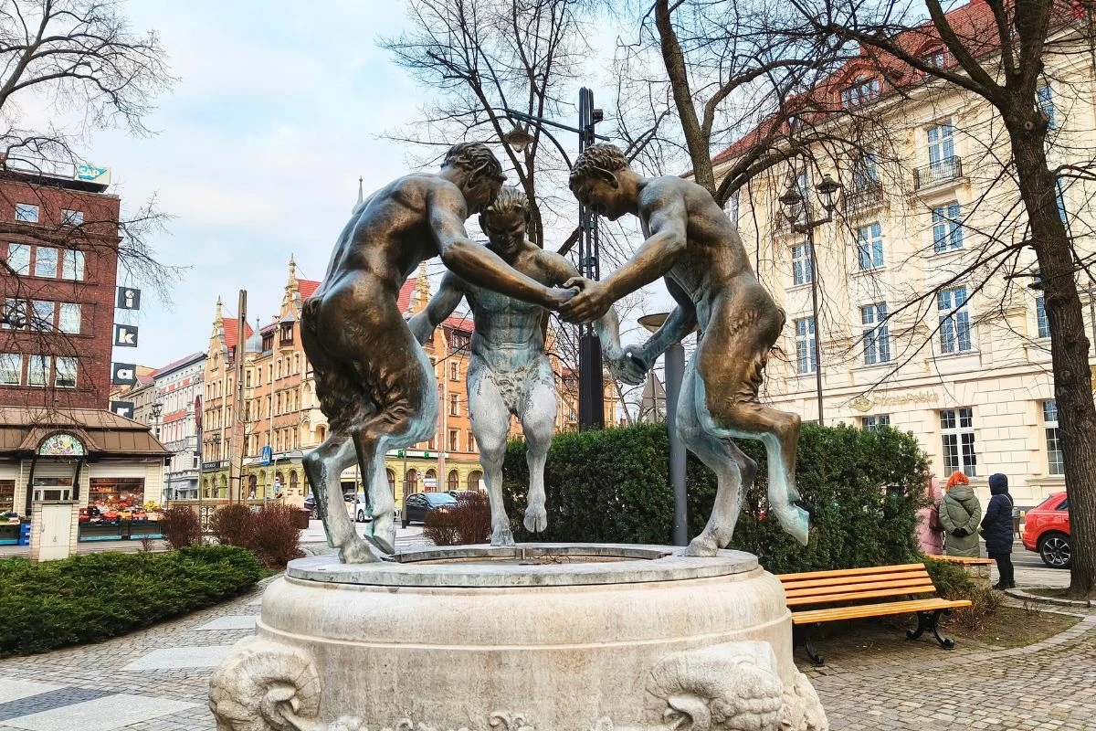 Rzeźbę zobaczysz przed Urzędem Miasta Rzeźbę zobaczysz przed Urzędem Miasta