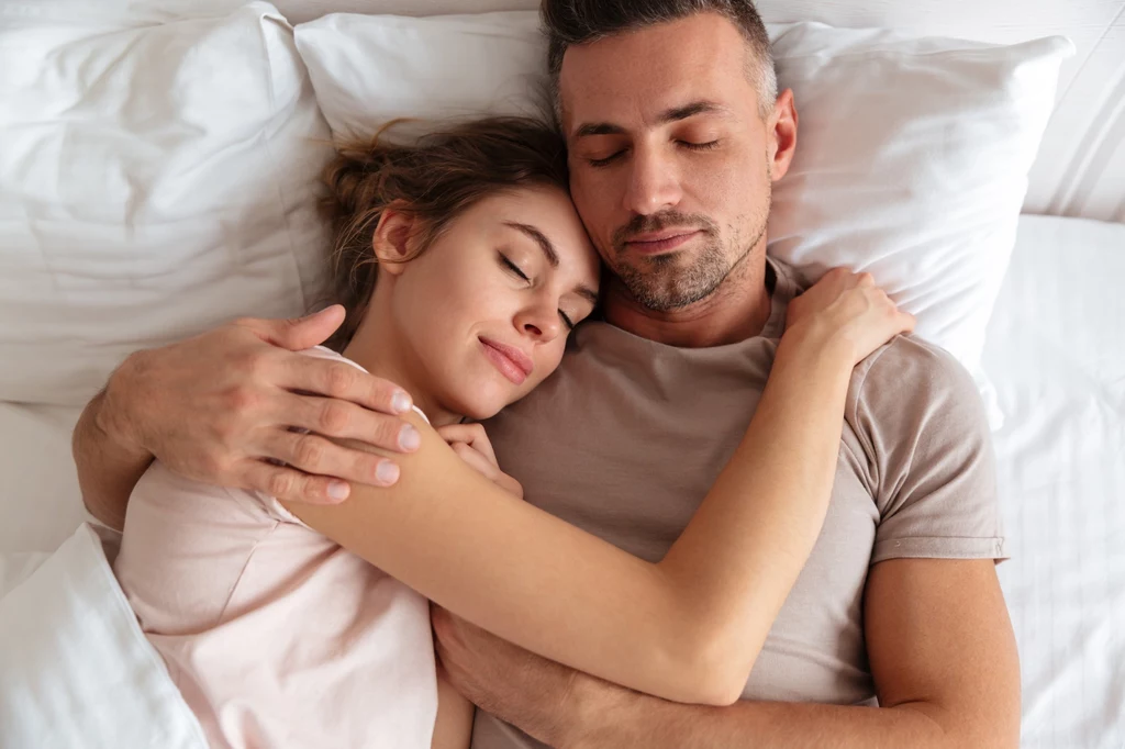 Wspólna wyprawa do łóżka o tej samej porze pomaga budować bliskość między partnerami