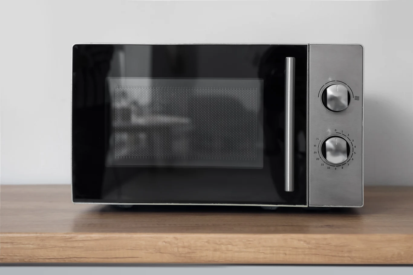 Wykorzystaj mikrofalówkę do obierania czosnku, a na pewno nie pożałujesz