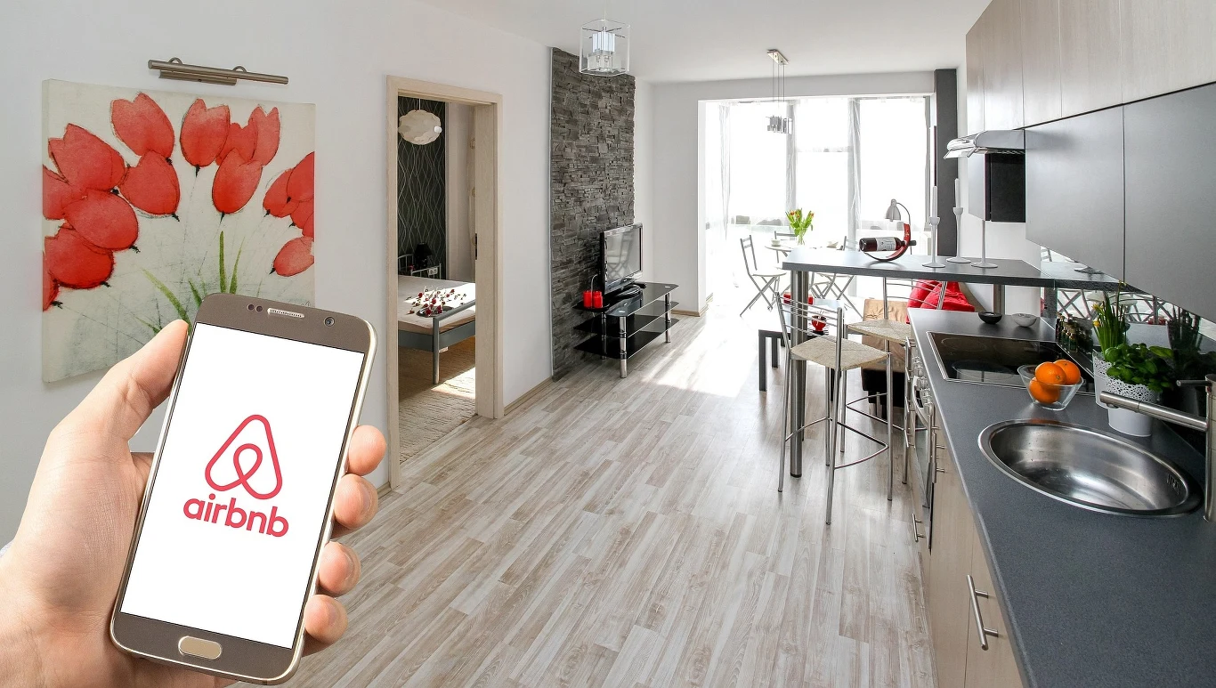Planowanie podróży na ferie zimowe warto zacząć z aplikacją Booking.com lub Airbnb.