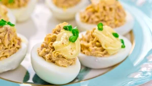 Z czym warto serwować jajka w Wielkanoc? Nie tylko z chrzanem. Spróbuj je połączyć np. z rybą