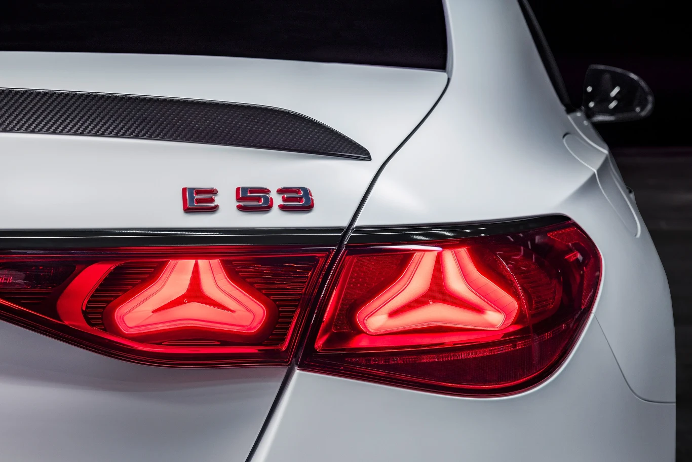 Nowy Mercedes-AMG E 53 Hybrid 4MATIC+ oferuje moc 585 KM (do 612 KM z funkcją "Race Start") Nowy Mercedes-AMG E 53 Hybrid 4MATIC+ oferuje moc 585 KM (do 612 KM z funkcją "Race Start")