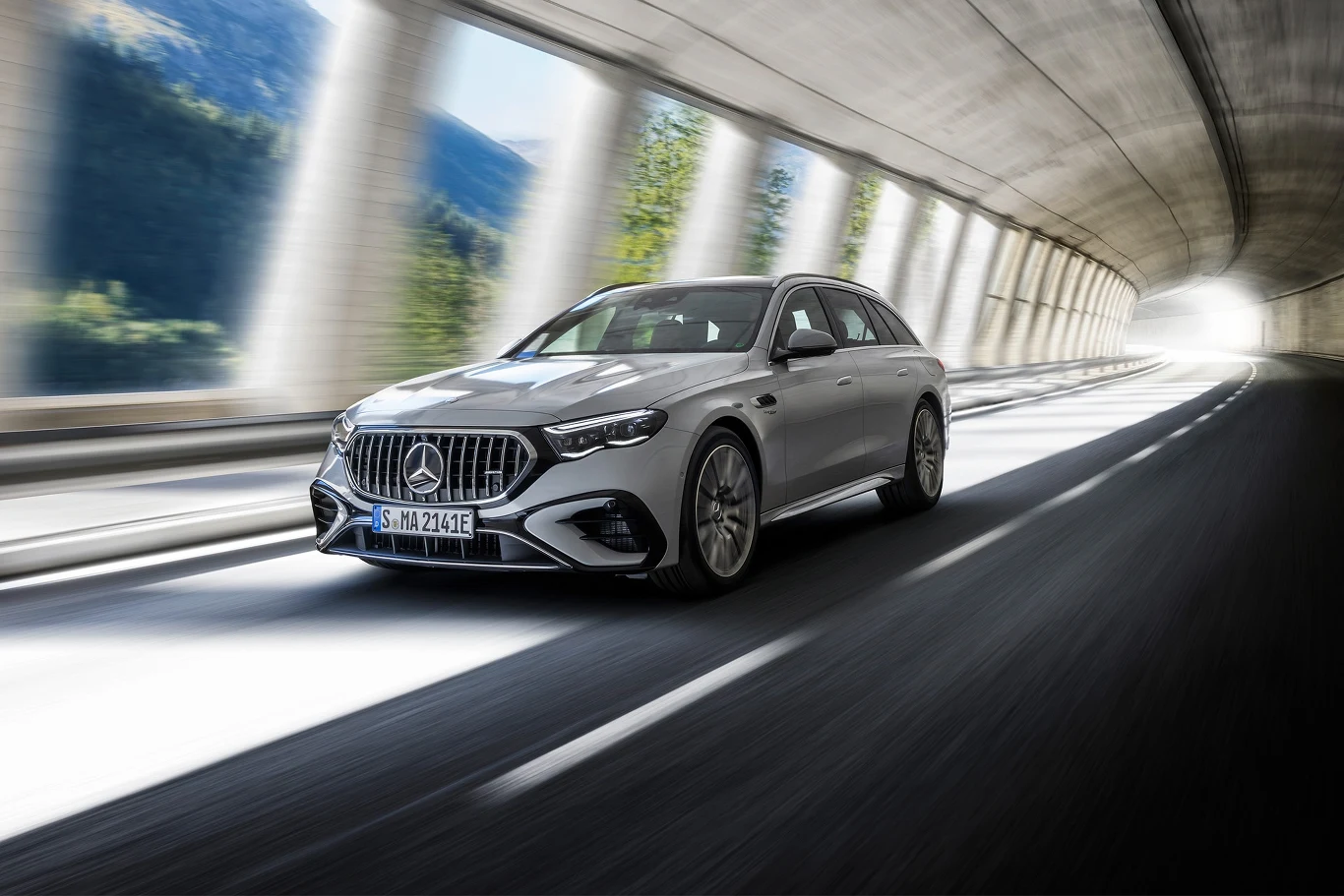 Nowy Mercedes-AMG E 53 Hybrid 4MATIC+ przyspiesza do pierwszej "setki" w 4 sekundy (3,8 sekundy z pakietem AMG Dynamic Plus) Nowy Mercedes-AMG E 53 Hybrid 4MATIC+ przyspiesza do pierwszej "setki" w 4 sekundy (3,8 sekundy z pakietem AMG Dynamic Plus)