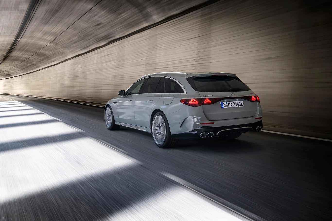 Nowy Mercedes-AMG E 53 Hybrid 4MATIC+ debiutuje w nadwoziu Limuzyna oraz Kombi Nowy Mercedes-AMG E 53 Hybrid 4MATIC+ debiutuje w nadwoziu Limuzyna oraz Kombi