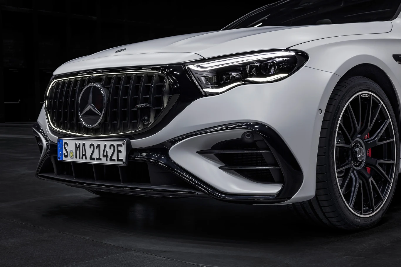 Nowy Mercedes-AMG E 53 Hybrid 4MATIC+ Nowy Mercedes-AMG E 53 Hybrid 4MATIC+