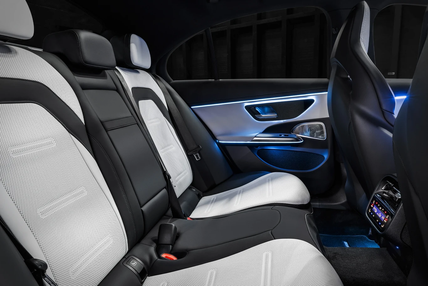 Nowy Mercedes-AMG E 53 Hybrid 4MATIC+ Nowy Mercedes-AMG E 53 Hybrid 4MATIC+