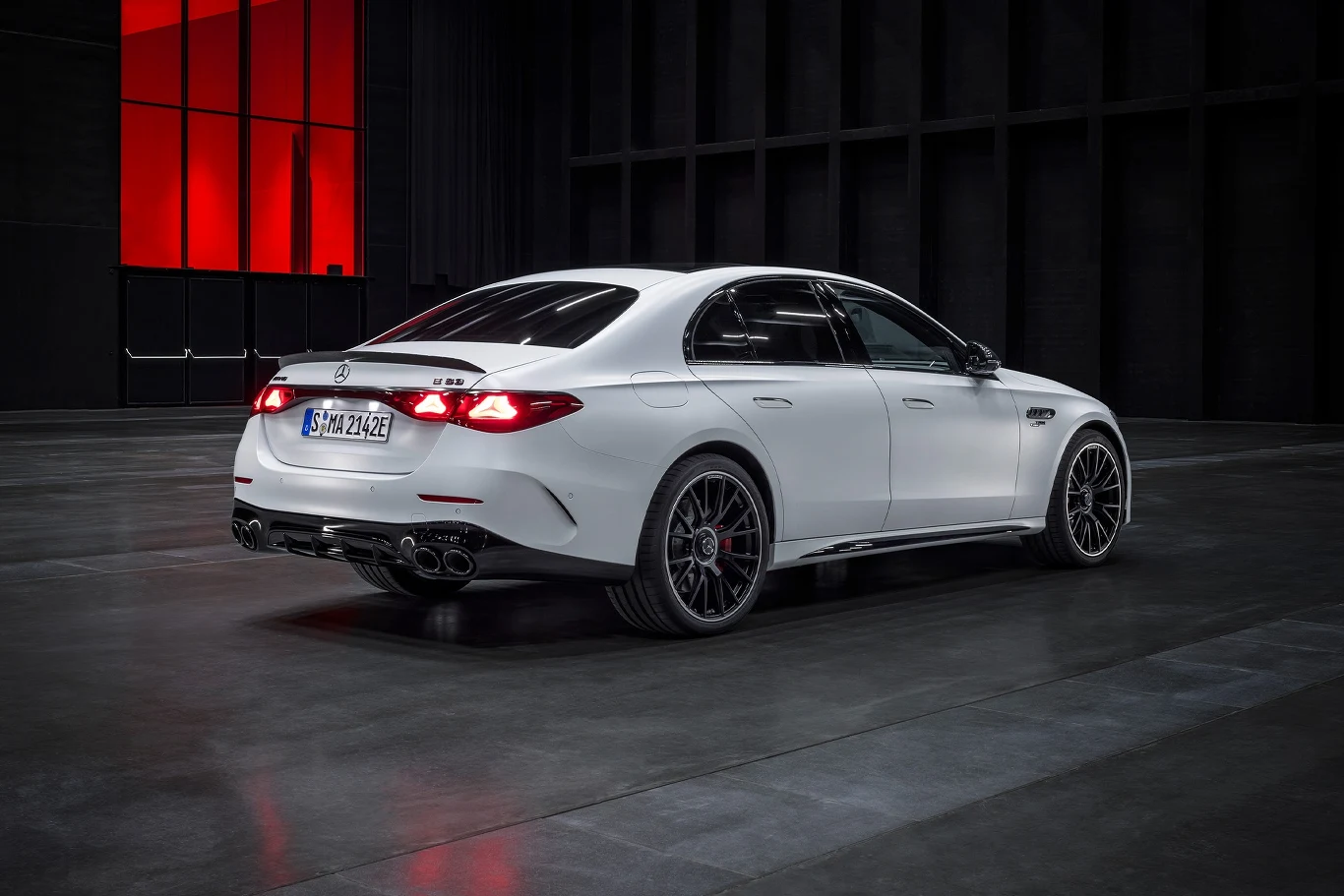 Nowy Mercedes-AMG E 53 Hybrid 4MATIC+ Nowy Mercedes-AMG E 53 Hybrid 4MATIC+