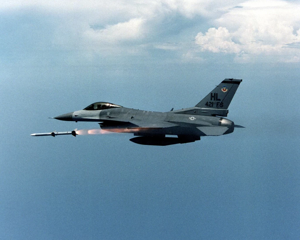 F-16 odpala pocisk AIM-120