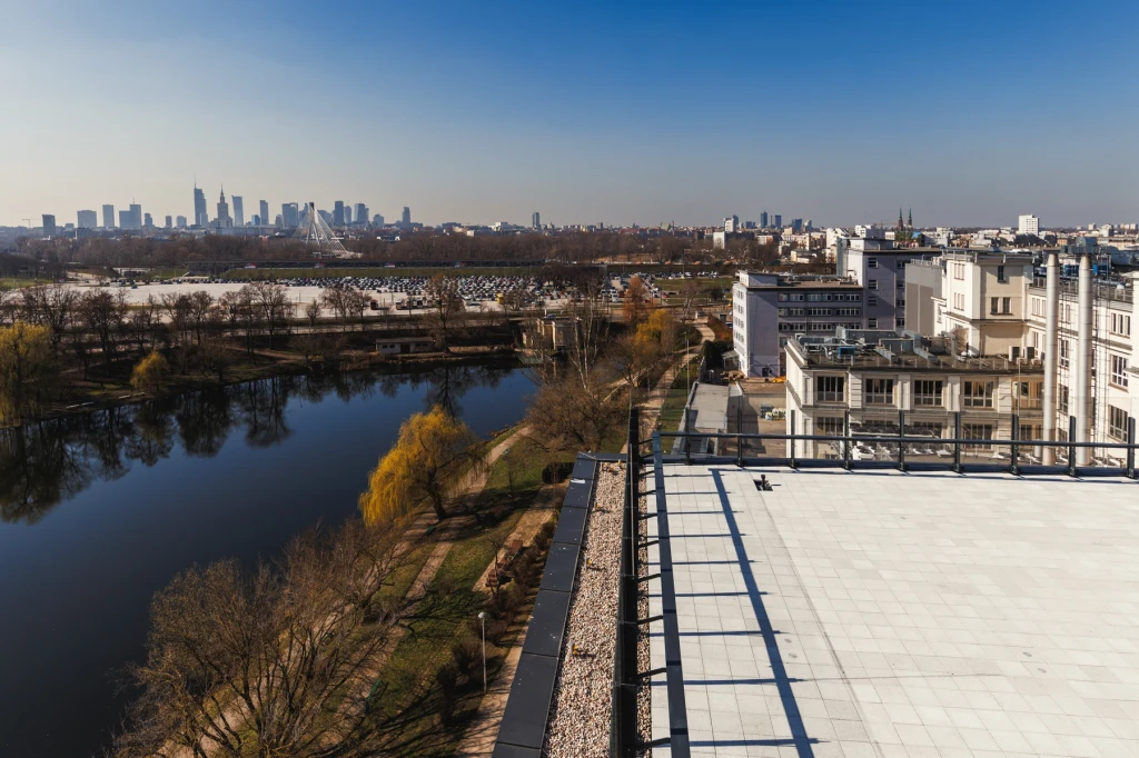 W budynku znajdują się dwa tarasy widokowe