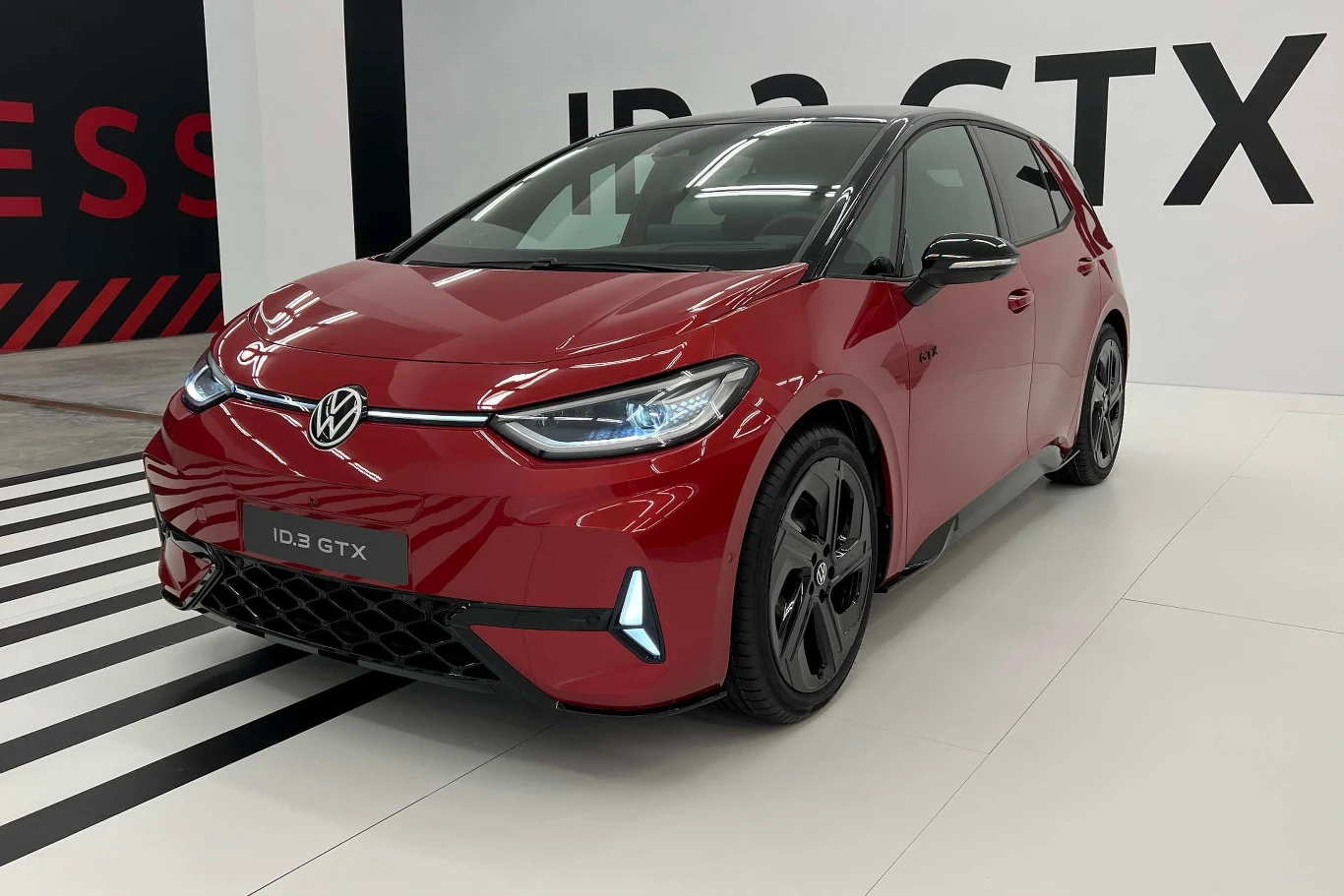 Charakterystyczną cechą modeli GTX są świecące trójkąty w zderzaku
