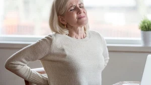 Opuchlizna na nogach i wokół oczu to jeden z objawów. Ważny narząd choruje