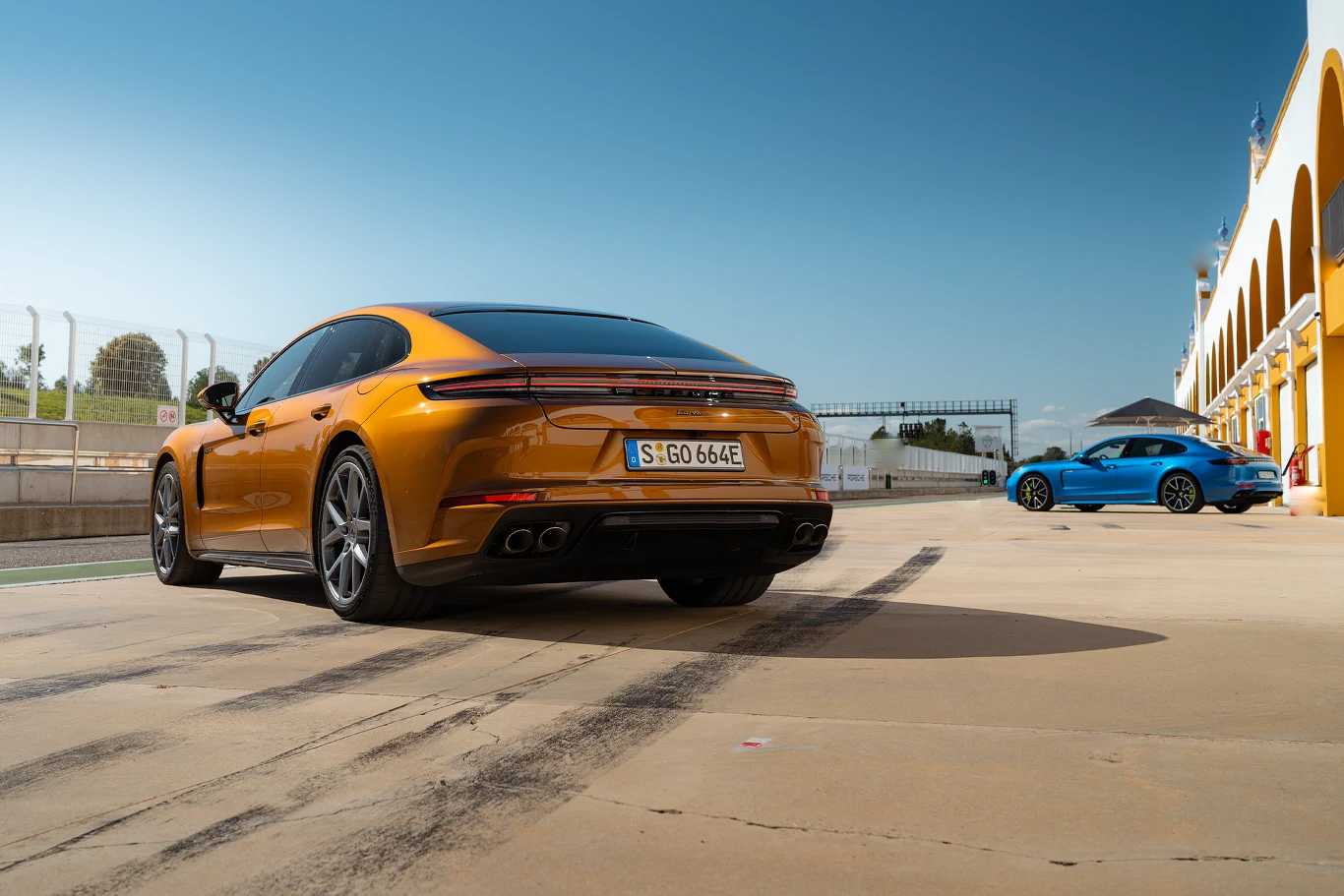 Porsche Panamera Turbo E-Hybrid trzeciej generacji (G3). W tle druga odsłona w wersji Turbo S E-Hybrid przed liftingiem (2017). Porsche Panamera Turbo E-Hybrid trzeciej generacji (G3). W tle druga odsłona w wersji Turbo S E-Hybrid przed liftingiem (2017).