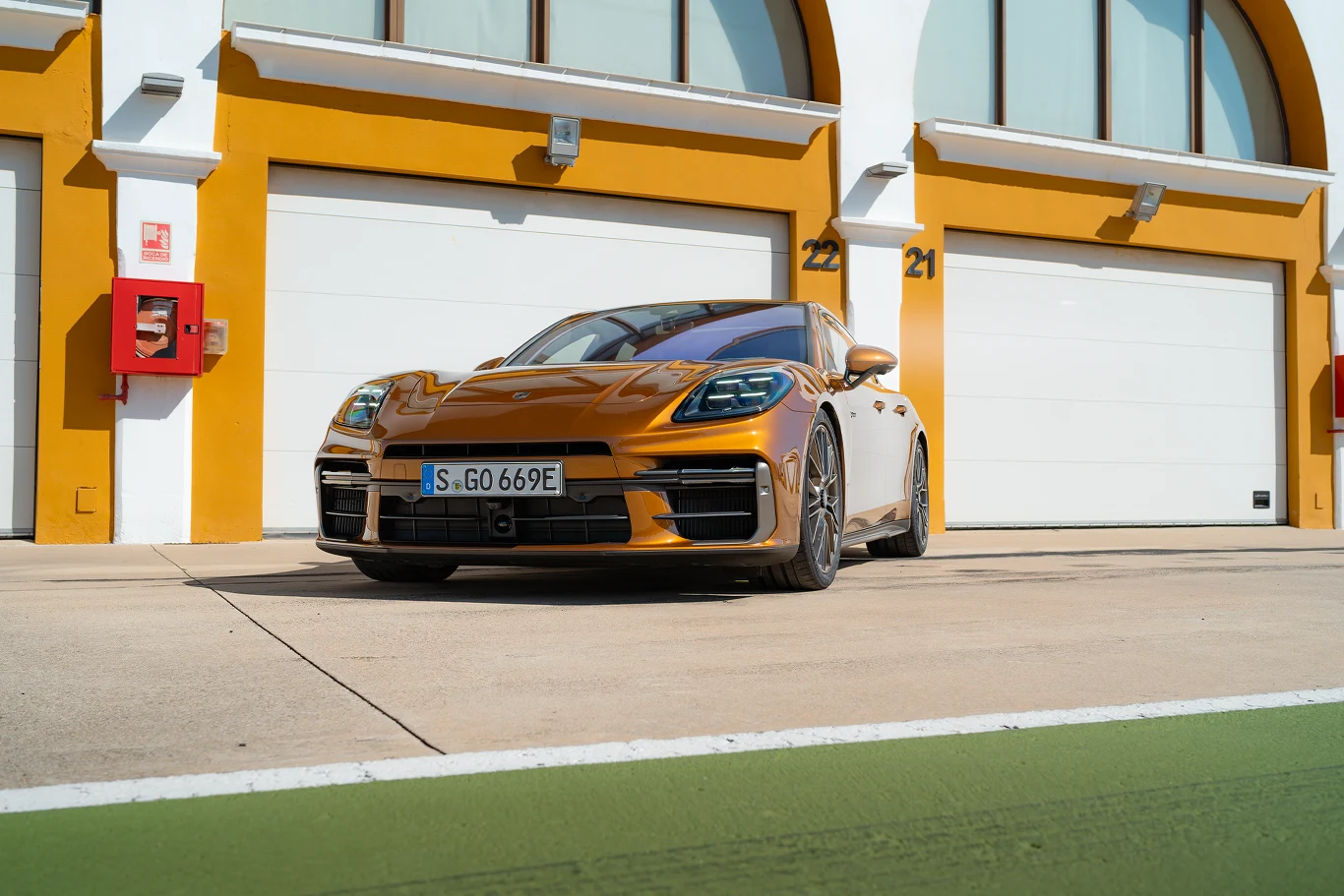 Nowe Porsche Panamera (G3) rozpoznamy po nowym zderzaku, reflektorach i chociażby złotym lakierze "Madeira Gold" Nowe Porsche Panamera (G3) rozpoznamy po nowym zderzaku, reflektorach i chociażby złotym lakierze "Madeira Gold"