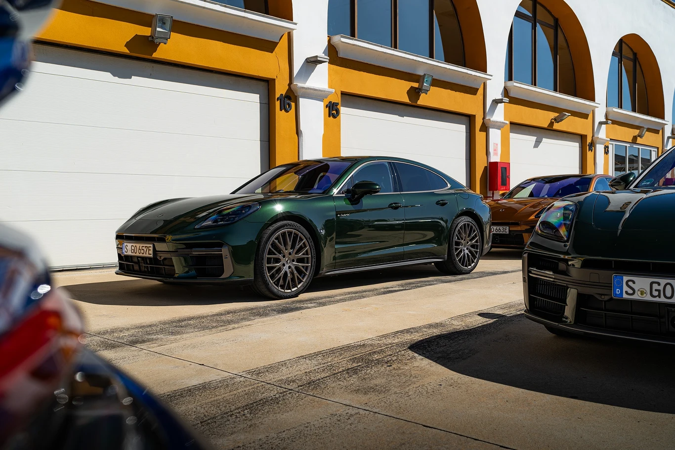 Na torze Monteblanco czekały na nas topowe odmiany Turbo E-Hybrid. Instruktorzy wsiedli za stery 911 Turbo S. Na torze Monteblanco czekały na nas topowe odmiany Turbo E-Hybrid. Instruktorzy wsiedli za stery 911 Turbo S.
