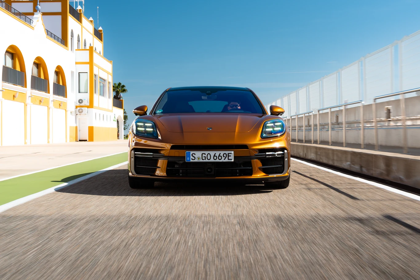 Możliwości nowego Porsche Panamera Turbo E-Hybrid poznaliśmy na torze Monteblanco. Możliwości nowego Porsche Panamera Turbo E-Hybrid poznaliśmy na torze Monteblanco.