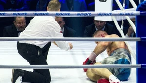 Moment, w którym Tomasz Adamek znalazł się na deskach w walce z Erikiem Moliną. Liczy go sędzia Leszek Jankowiak