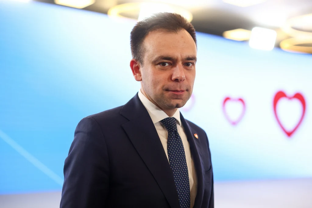 Minister finansów Andrzej Domański podkreślił, że rząd Donalda Tuska wraca do wypłaty 14. emerytury "zgodnie z ustawą" z 2023 r., czyli w wysokości emerytury minimalnej