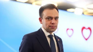 Minister finansów Andrzej Domański podkreślił, że rząd Donalda Tuska wraca do wypłaty 14. emerytury "zgodnie z ustawą" z 2023 r., czyli w wysokości emerytury minimalnej