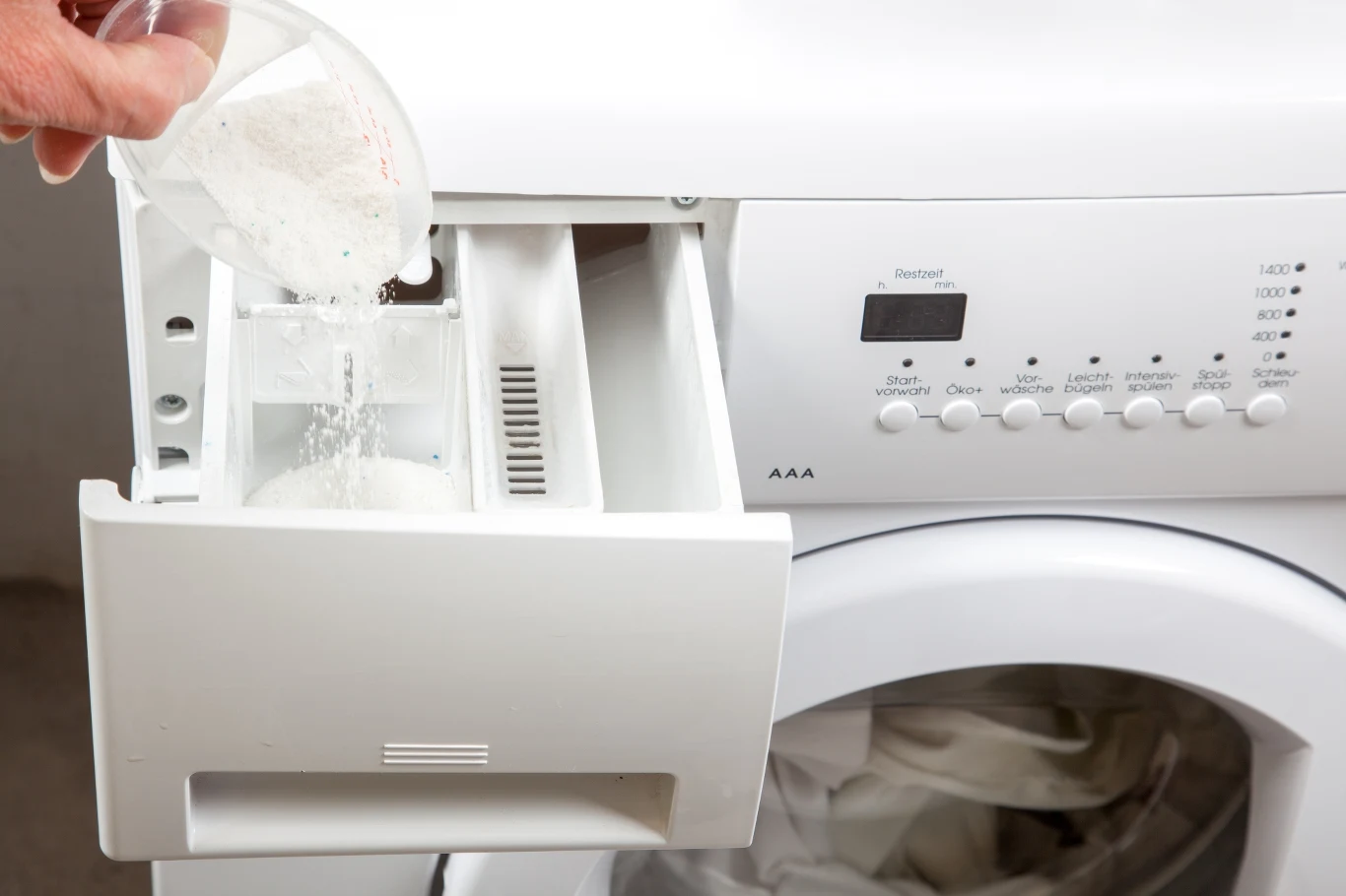 Wyjmij szufladkę na detergenty, aby pozbyć się pleśni.