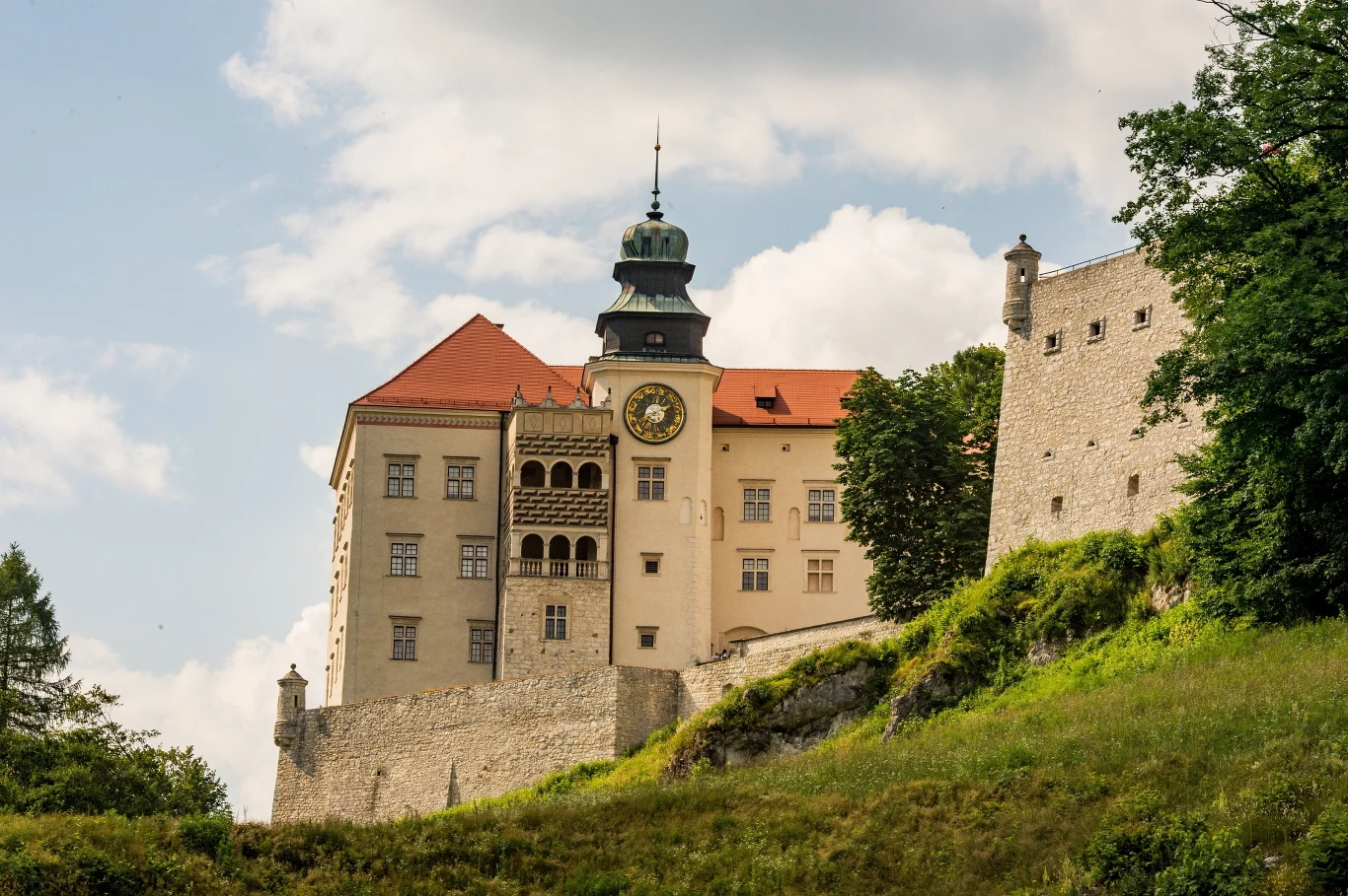 Zamek Pieskowa Skała. Znajduje się tu filia Muzeum Wawelskiego. Zamek Pieskowa Skała. Znajduje się tu filia Muzeum Wawelskiego.
