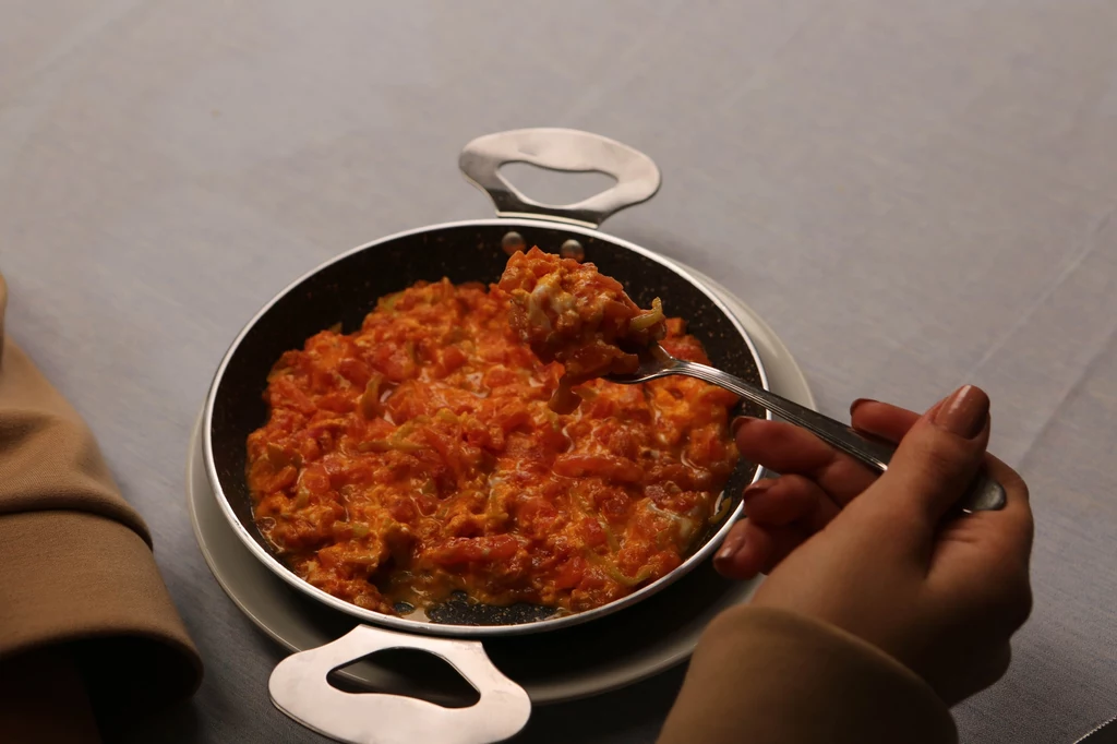 Sparzone pomidory, papryka i jajka to podstawa tureckiej jajecznicy