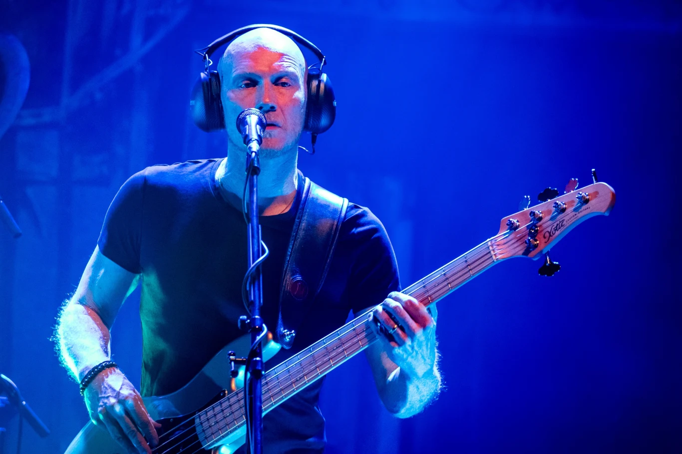 Po płytach "Abducting the Unicorn" (1999), "137" (2002) i "Variations on a Dream" (2003) Bruce Soord doszedł do wniosku, że The Pineapple Thief ma przed sobą całkiem obiecującą przyszłość. Zaprosił więc do współpracy basistę Jona Sykesa, gitarzystę Wayne'a Higginsa, perkusistę Keitha Harrisona i klawiszowca Matta O'Leary'ego. W obecnym składzie z tego zestawu u boku lidera pozostał jedynie Jon Sykes. Po płytach "Abducting the Unicorn" (1999), "137" (2002) i "Variations on a Dream" (2003) Bruce Soord doszedł do wniosku, że The Pineapple Thief ma przed sobą całkiem obiecującą przyszłość. Zaprosił więc do współpracy basistę Jona Sykesa, gitarzystę Wayne'a Higginsa, perkusistę Keitha Harrisona i klawiszowca Matta O'Leary'ego. W obecnym składzie z tego zestawu u boku lidera pozostał jedynie Jon Sykes.