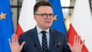 Pracownicy Kancelarii Sejmu mają żal do Szymona Hołowni, że ten przyznał im niższe podwyżki niż obiecał to Donald Tusk