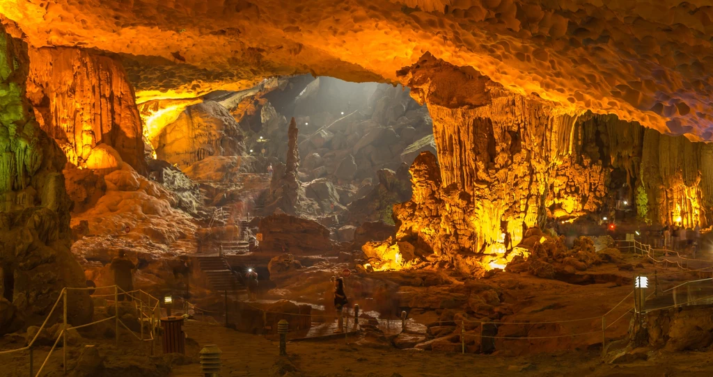 Przybywając do Zatoki Halong, turyści będą mieli okazję posłuchać legendy związanej z tą imponującą jaskinią