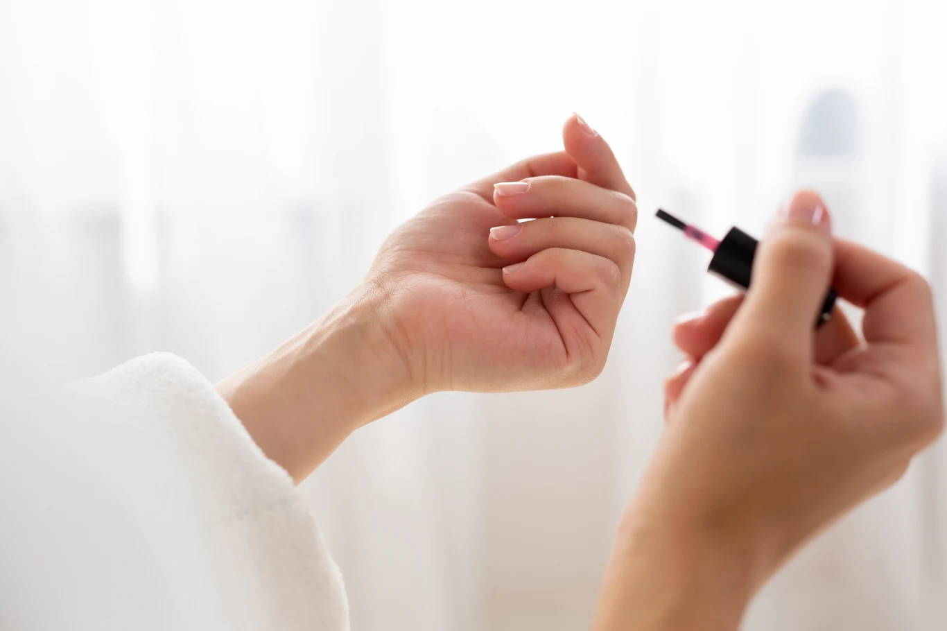 Włoski manicure optycznie wydłuża paznokcie. Jak go wykonać? 