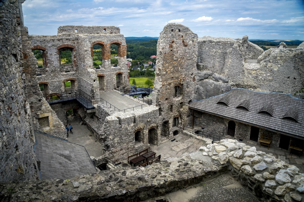 Z ruin zamku rozciąga się malowniczy widok na Jurę Krakowsko-Częstochowską.