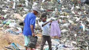 Według Komisji Europejskiej w Europie każdego roku powstaje 5,2 miliona ton odpadów odzieżowych i obuwniczych. Trafiają m.in. na afrykańskie wysypiska
