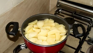 Ugotuj ziemniaki w tym wywarze. Kubki smakowe będą w siódmym niebie
