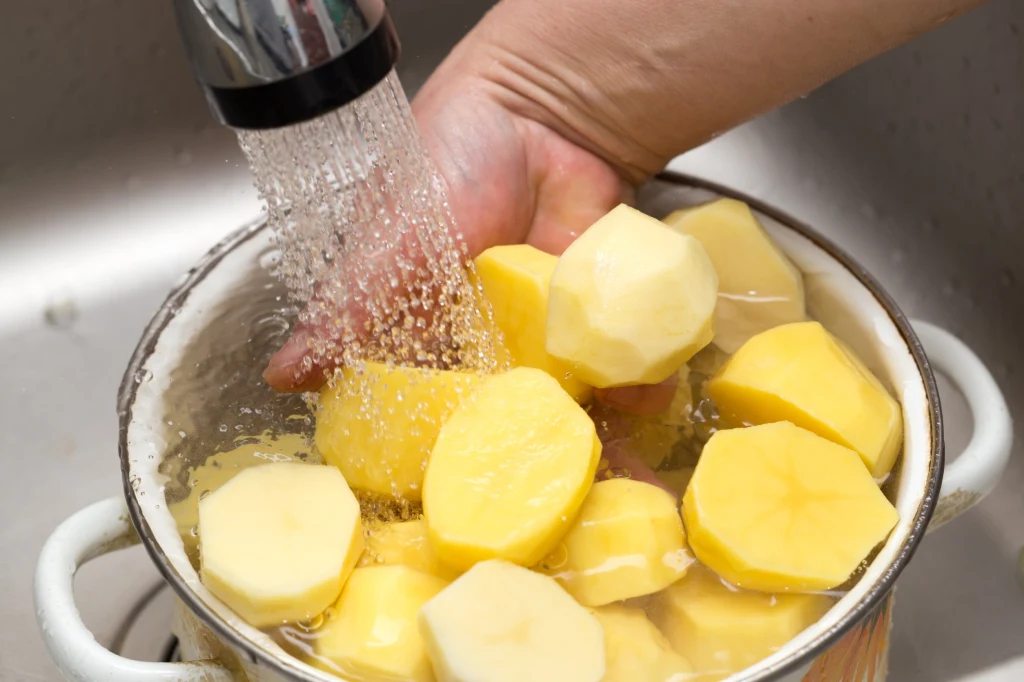 Woda do gotowania ziemniaków wpływa na smak i konsystencję warzyw