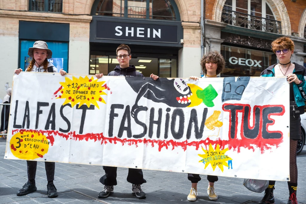 Działacze protestują przeciwko modelowi biznesowemu marki Shein