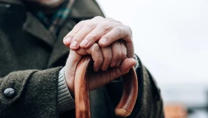 Chcą przekazać mieszkanie za opiekę, ale nie mogą. Prawo blokuje seniorów