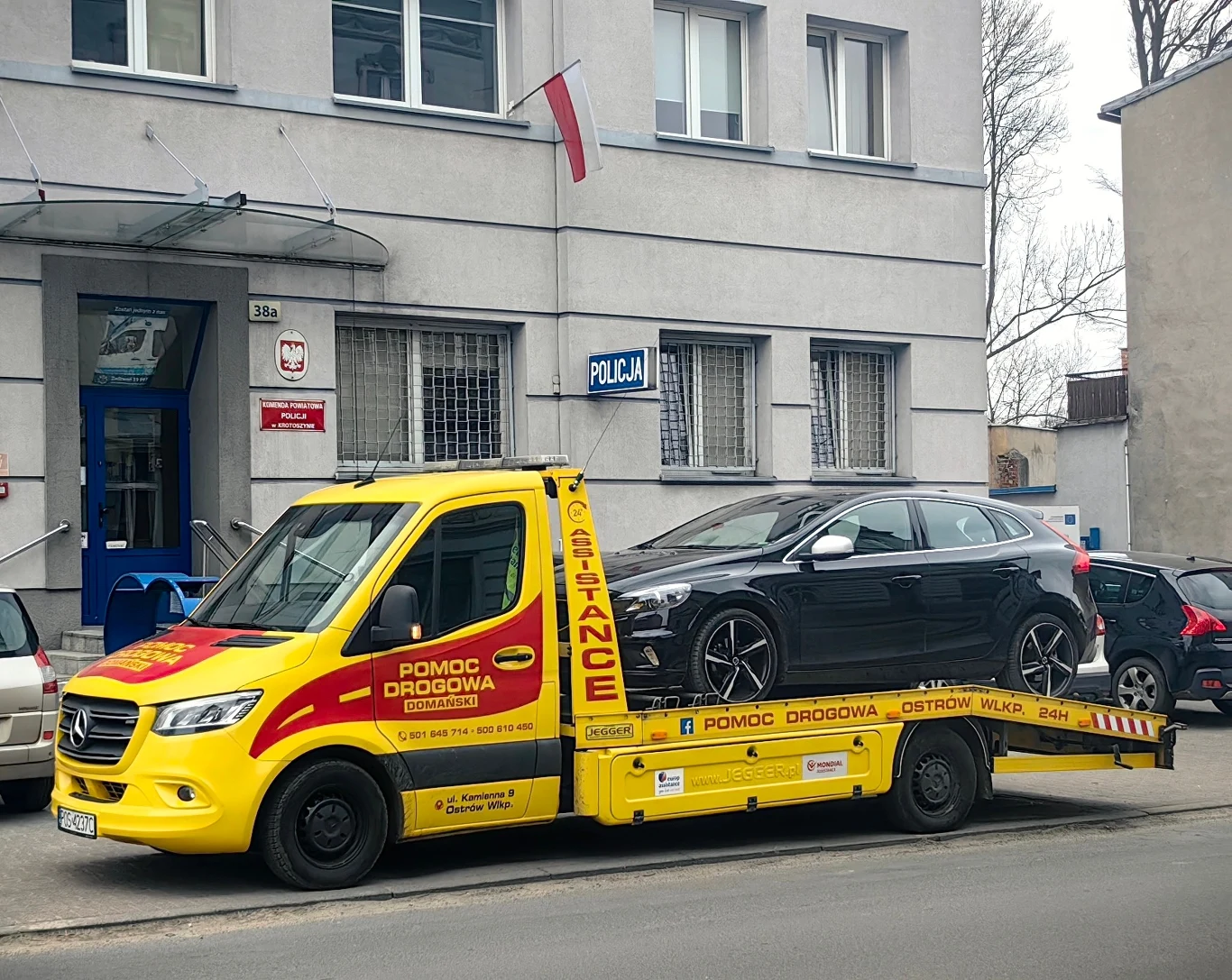 Kierowca tego Volvo V40 miał ponad 3 promile alkoholu. Był pierwszym właścicielem auta z 2015 roku