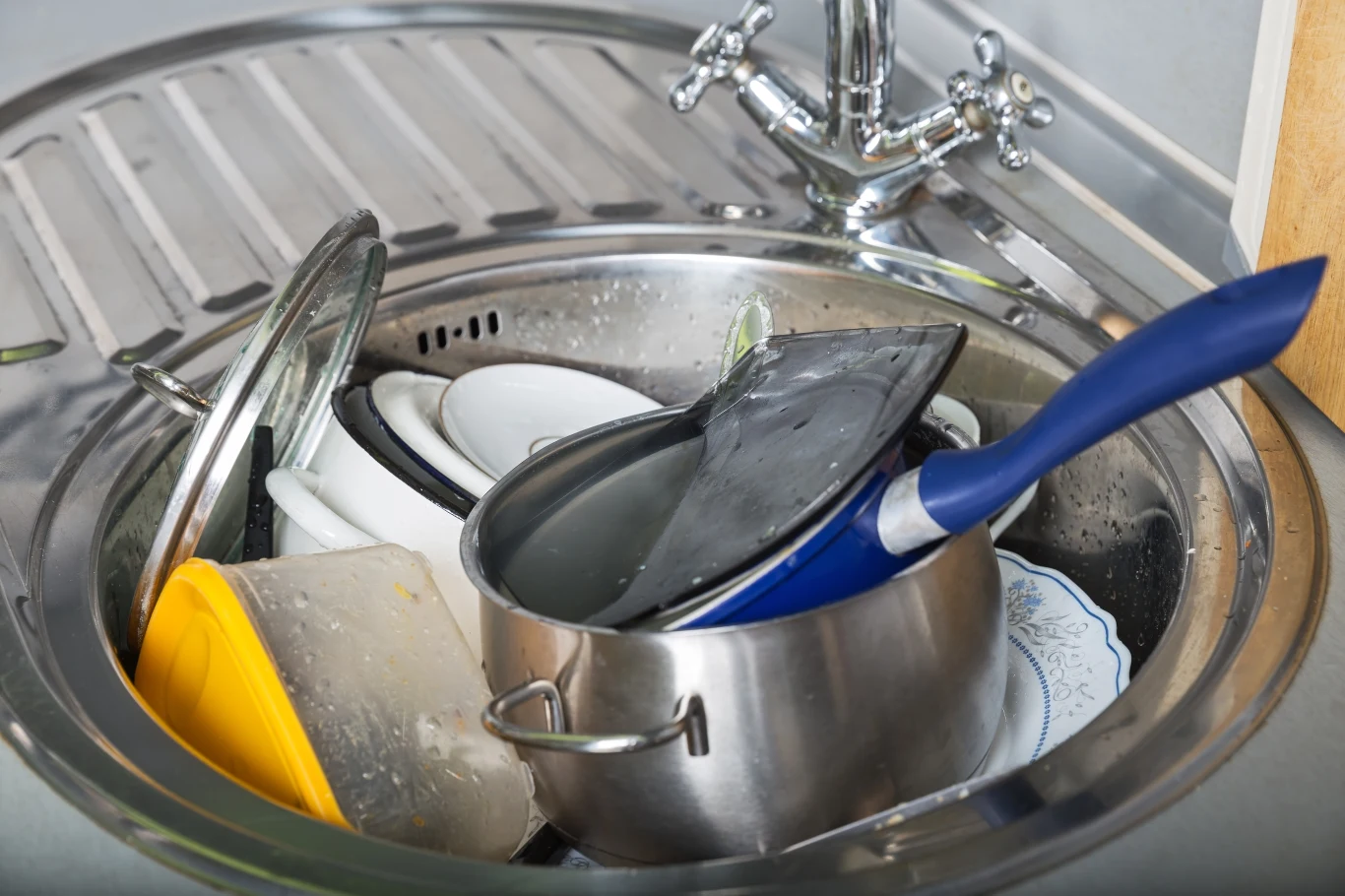 Zalewanie gorących garnków zimną wodą to prosta droga do ich zniszczenia. W jaki sposób je skutecznie wyczyścić? Zalewanie gorących garnków zimną wodą to prosta droga do ich zniszczenia. W jaki sposób je skutecznie wyczyścić?