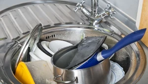 Zalewasz brudne garnki wodą w ten sposób? Więcej tego nie rób, chyba że chcesz kupić nowe