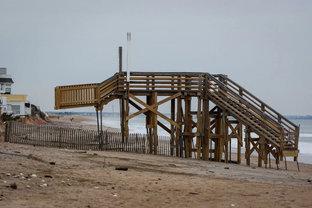 Plaża w Salisbury w stanie Massachusetts. Sztorm zabrał wydmy, których usypanie kosztowało 600 tys. dolarów. Zapora wytrzymała trzy dni Plaża w Salisbury w stanie Massachusetts. Sztorm zabrał wydmy, których usypanie kosztowało 600 tys. dolarów. Zapora wytrzymała trzy dni