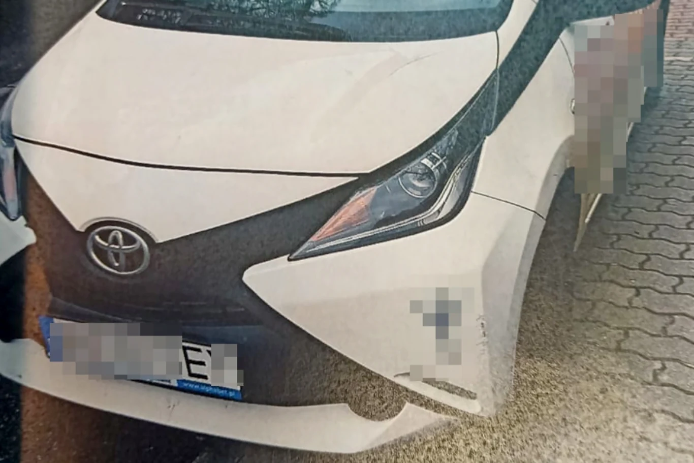Mężczyzna przy pomocy taśmy klejącej przerobił literę F na E