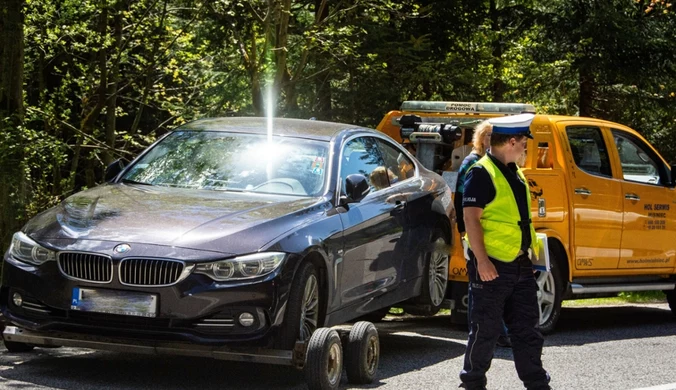 BMW odjechało na lawecie, bo jego kierowca nie miał dowodu rejestracyjnego