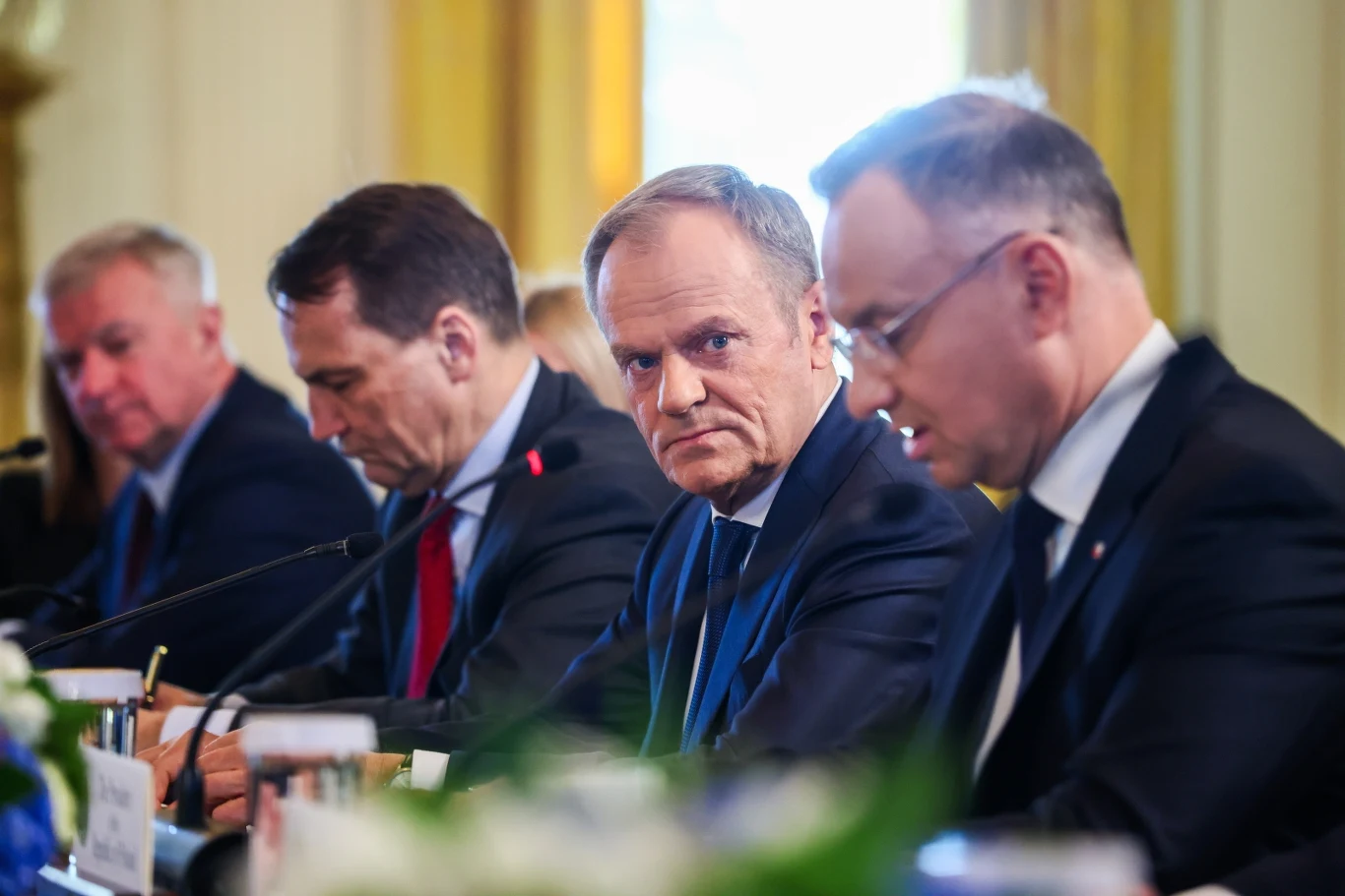 Donald Tusk między Radosławem Sikorskim a Andrzejem Dudą Donald Tusk między Radosławem Sikorskim a Andrzejem Dudą