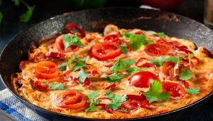 Pizza z patelni to ulubiona kolacja mojej rodziny. Szybki przepis dla zabieganych 