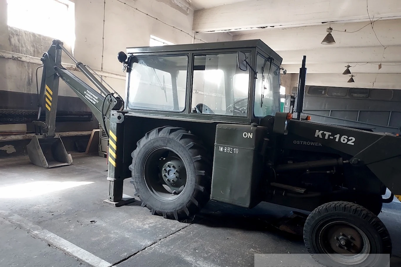 Na przetarg trafił także sprzęt rolniczy. W tym przypadku to ciągnik Ursus C-360 / Fot. AMW 