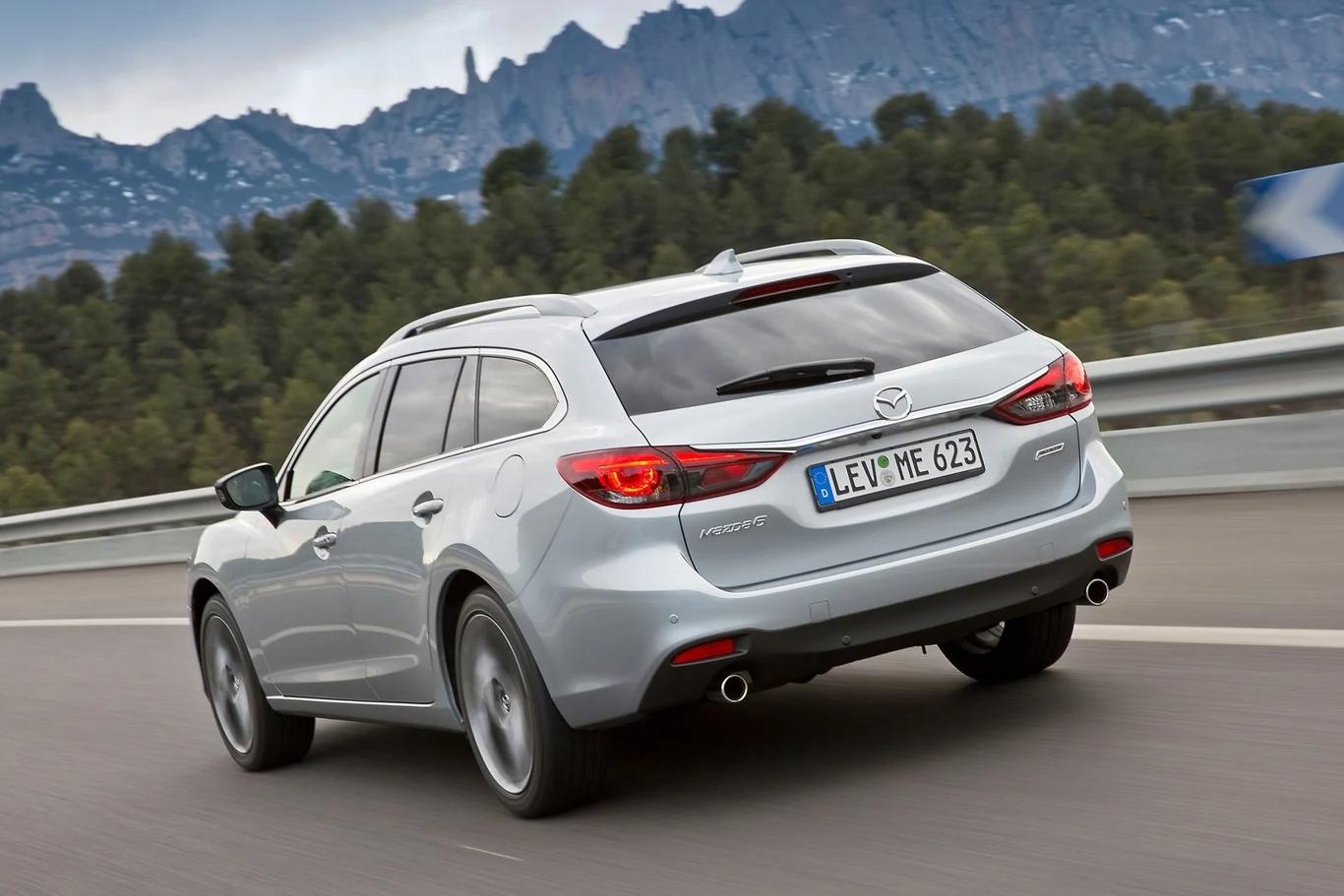 Używana Mazda 6. Bagażnik w wariancie kombi ma 522 litry pojemności 