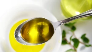 Zdrowe tłuszcze zawarte w oliwie pomagają w obniżaniu poziomu złego cholesterolu 
