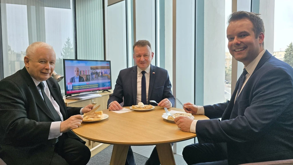Politycy PiS zamieścili w sieci zdjęcie z "przerwy na naleśniki". To nawiązanie do słów, jakie padły podczas przesłuchania Jarosława Kaczyńskiego Politycy PiS zamieścili w sieci zdjęcie z "przerwy na naleśniki". To nawiązanie do słów, jakie padły podczas przesłuchania Jarosława Kaczyńskiego