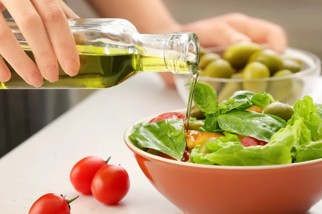 Dodając do potraw nieco oliwy naturalnie obniżysz cholesterol i wspomożesz regenerację organizmu