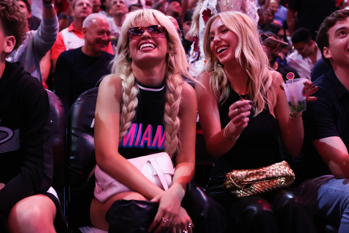 Camila Cabello podczas meczu NBA, promująca nowy numer